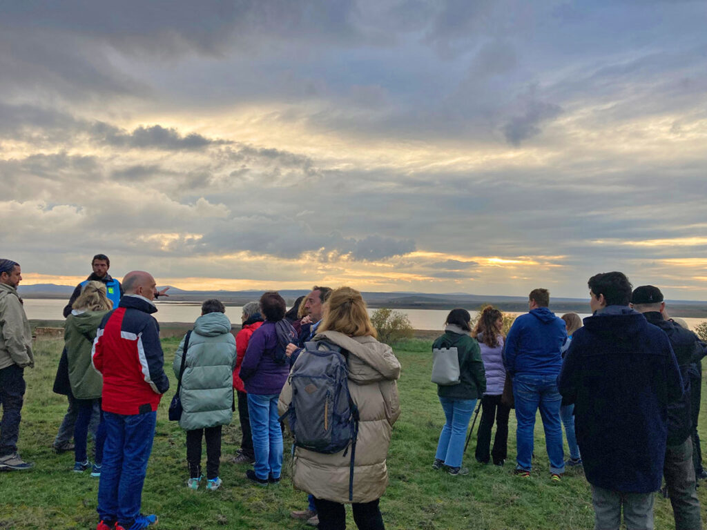 Durante la jornada de bienvenida se podrá disfrutar de un completo programa de actividades que combina naturaleza, divulgación y convivencia. Los asistentes podrán disfrutar de la observación de la salida y entrada de las grullas, un paseo interpretativo por el Castillo de Santed, propuestas familiares como "El baúl de la Naturaleza" o la inauguración de la exposición fotográfica “Aves, vidas y afectos”. La música también tendrá su espacio con un vermú musical con DJ Luna Roja y el concierto del grupo Lahiez, y la jornada concluirá con una observación del cielo nocturno. Además, se presentará el innovador proyecto GalloConta, una aplicación basada en inteligencia artificial para el conteo de grullas.