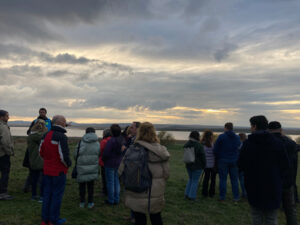 Durante la jornada de bienvenida se podrá disfrutar de un completo programa de actividades que combina naturaleza, divulgación y convivencia. Los asistentes podrán disfrutar de la observación de la salida y entrada de las grullas, un paseo interpretativo por el Castillo de Santed, propuestas familiares como "El baúl de la Naturaleza" o la inauguración de la exposición fotográfica “Aves, vidas y afectos”. La música también tendrá su espacio con un vermú musical con DJ Luna Roja y el concierto del grupo Lahiez, y la jornada concluirá con una observación del cielo nocturno. Además, se presentará el innovador proyecto GalloConta, una aplicación basada en inteligencia artificial para el conteo de grullas.