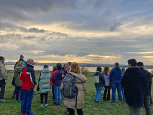 Durante la jornada de bienvenida se podrá disfrutar de un completo programa de actividades que combina naturaleza, divulgación y convivencia. Los asistentes podrán disfrutar de la observación de la salida y entrada de las grullas, un paseo interpretativo por el Castillo de Santed, propuestas familiares como "El baúl de la Naturaleza" o la inauguración de la exposición fotográfica “Aves, vidas y afectos”. La música también tendrá su espacio con un vermú musical con DJ Luna Roja y el concierto del grupo Lahiez, y la jornada concluirá con una observación del cielo nocturno. Además, se presentará el innovador proyecto GalloConta, una aplicación basada en inteligencia artificial para el conteo de grullas.