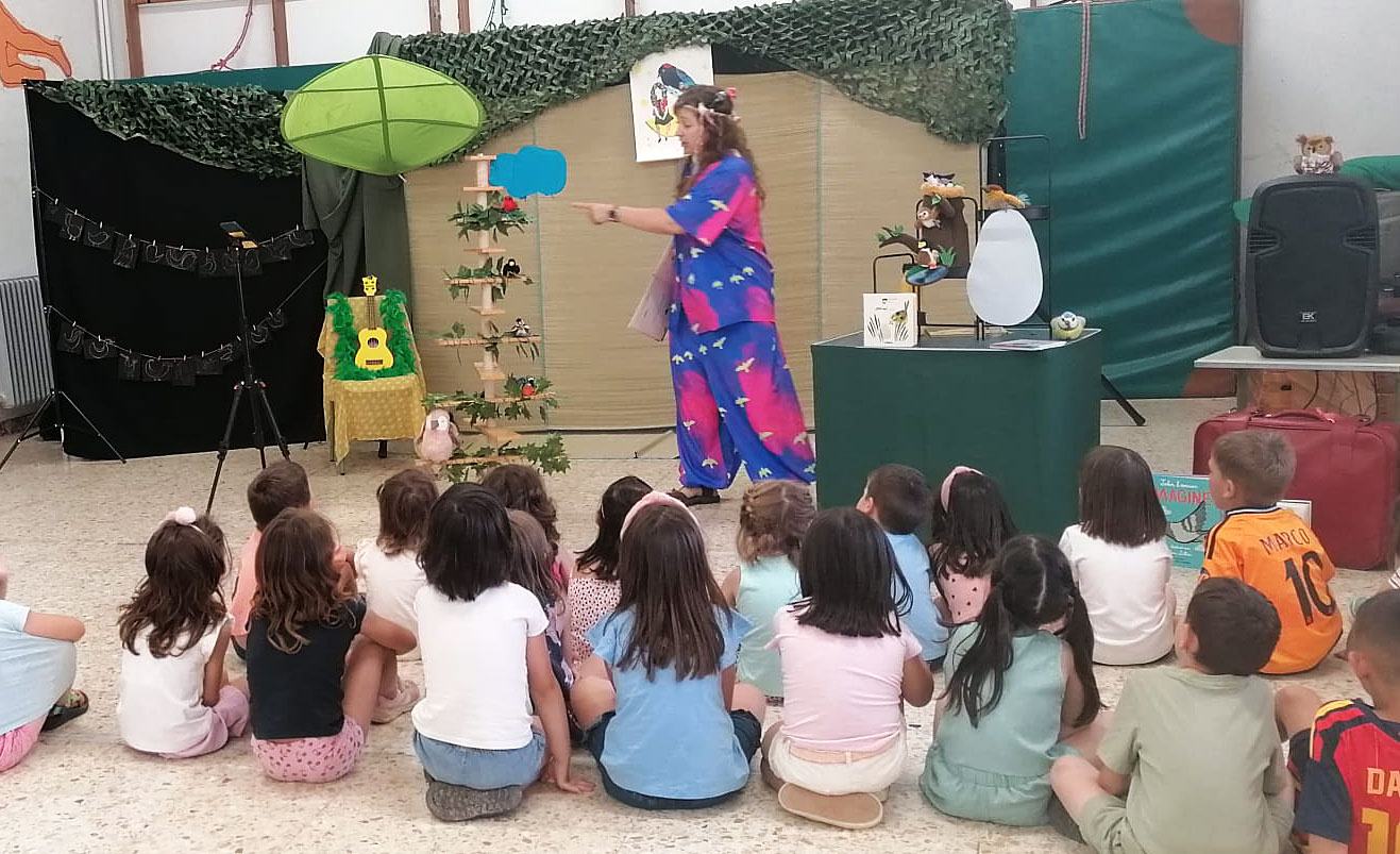 El alumnado del C.E.I.P. Comarca Cuencas Mineras de Montalbán ha participado en la actividad educativa «Pájaros en la cabeza / Pájaros de nuestro entorno», una propuesta desarrollada por La Mina Cultural, en el marco del proyecto de cooperación Birding Aragón, y organizada a través de OFYCUMI (Asociación Oficina de Fomento y Desarrollo de la Comarca Cuencas Mineras).